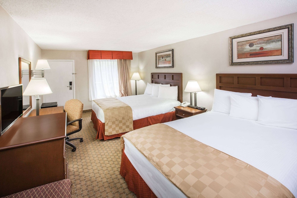 Standard Room, 2 Queen Beds photo 3