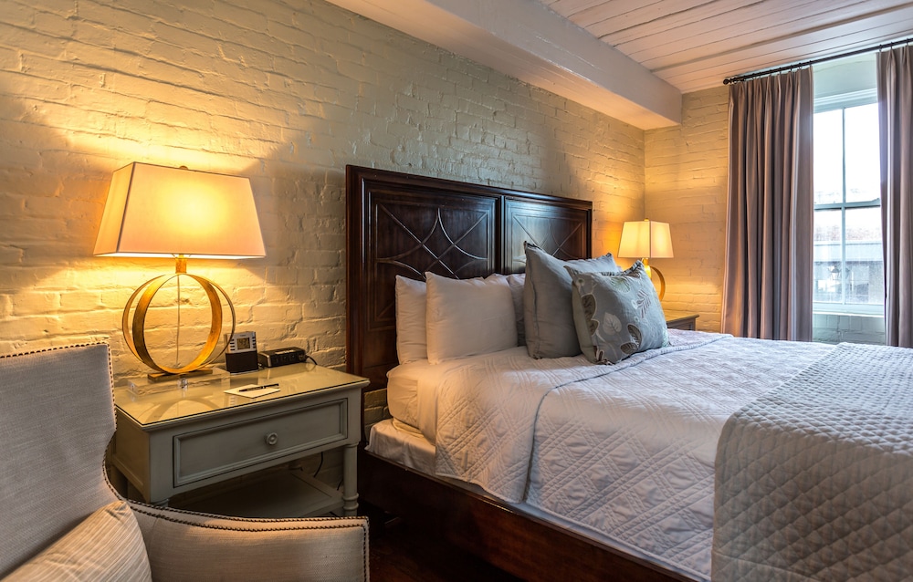 Suite, 1 Queen Bed (Street View) - Stair Access Only photo 3