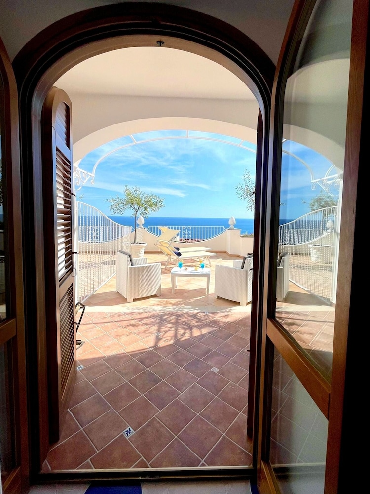 Room, 1 King Bed, Hot Tub, Sea View (Terrace) - Photo 5