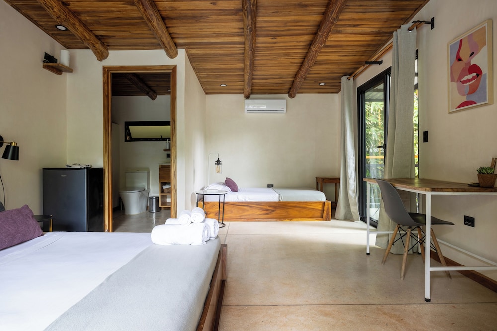 Standard Twin Room (#6)
