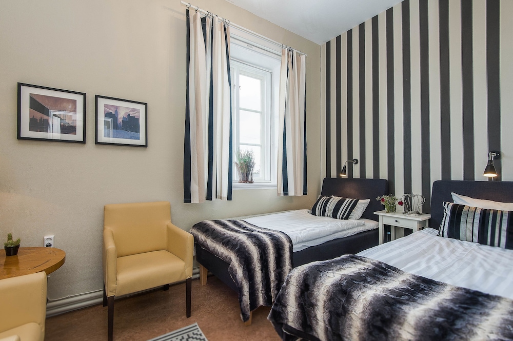 Twin Room, Private Bathroom (bed linen and towel included ) photo 1