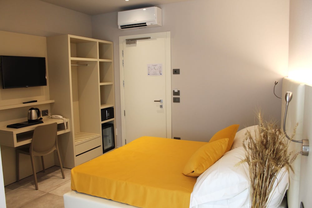 Classic Room, 1 King Bed, Partial Sea View photo 3