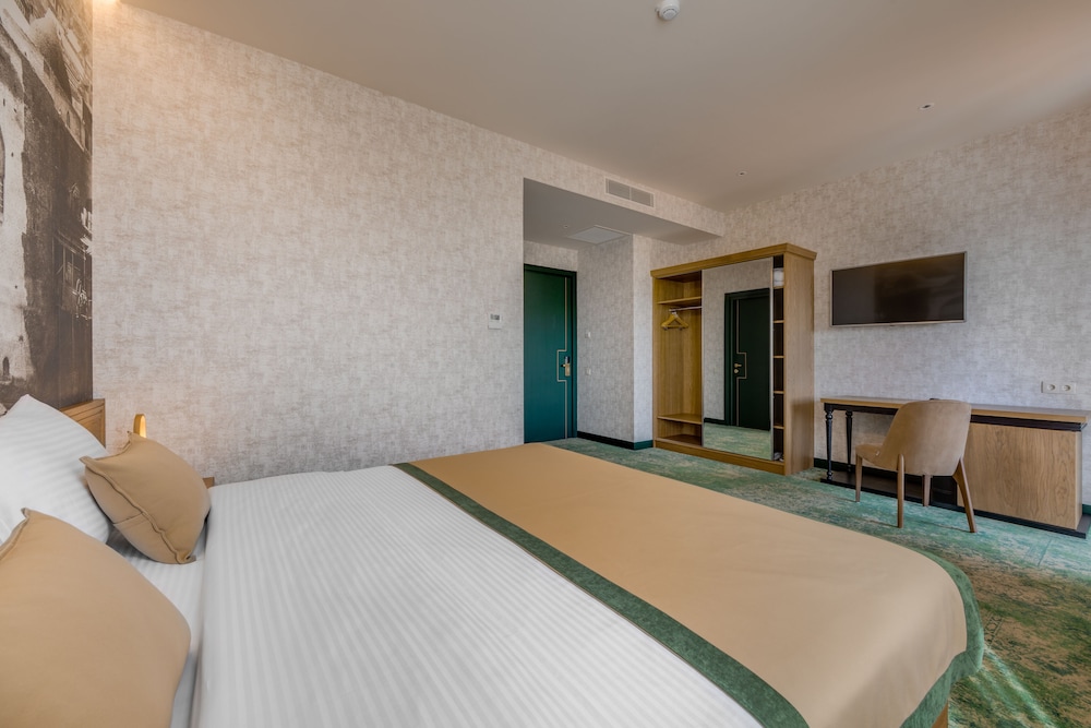 Superior Double or Twin Room, City View photo 3