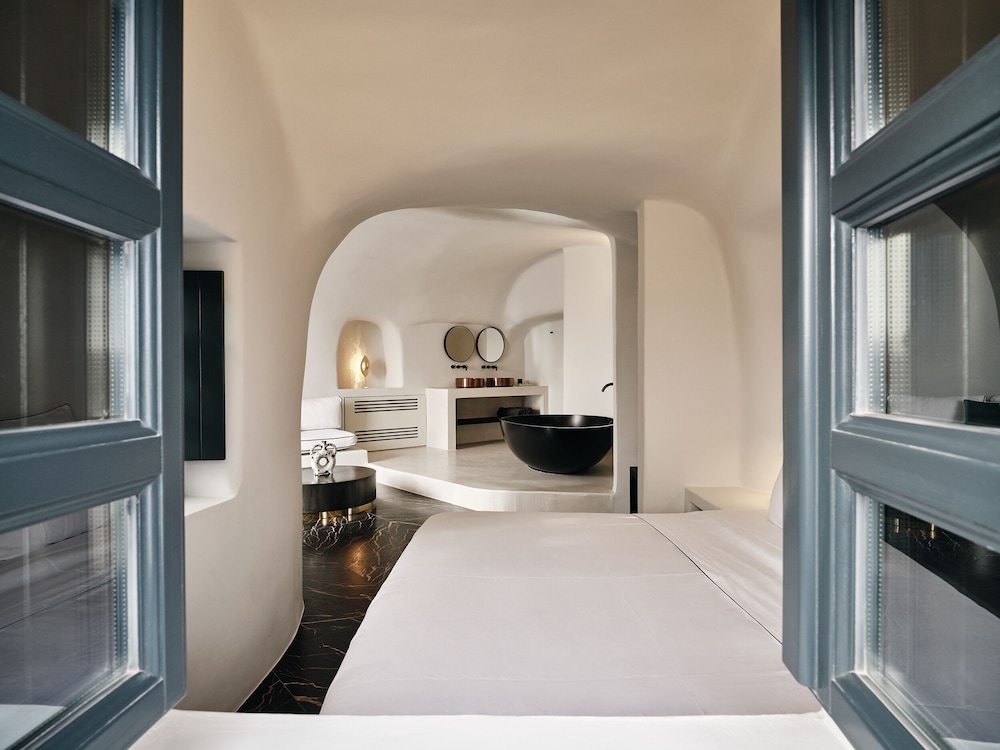Honeymoon Suite - Photo 1