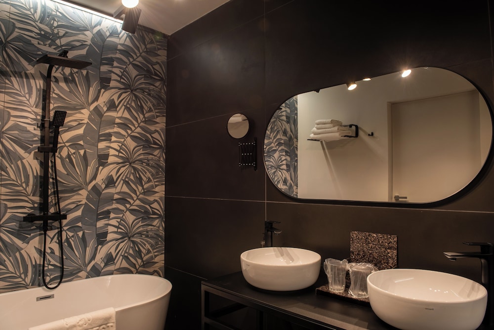 Premium Room - Photo 17