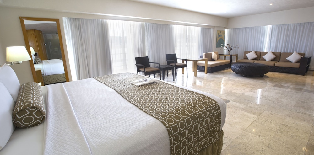 Senior Suite, 1 King Bed, Jetted Tub photo 3