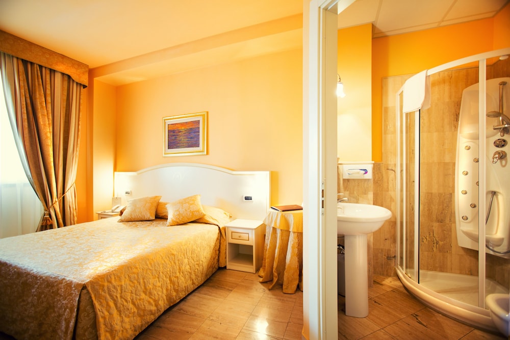Standard Double or Twin Room photo 3