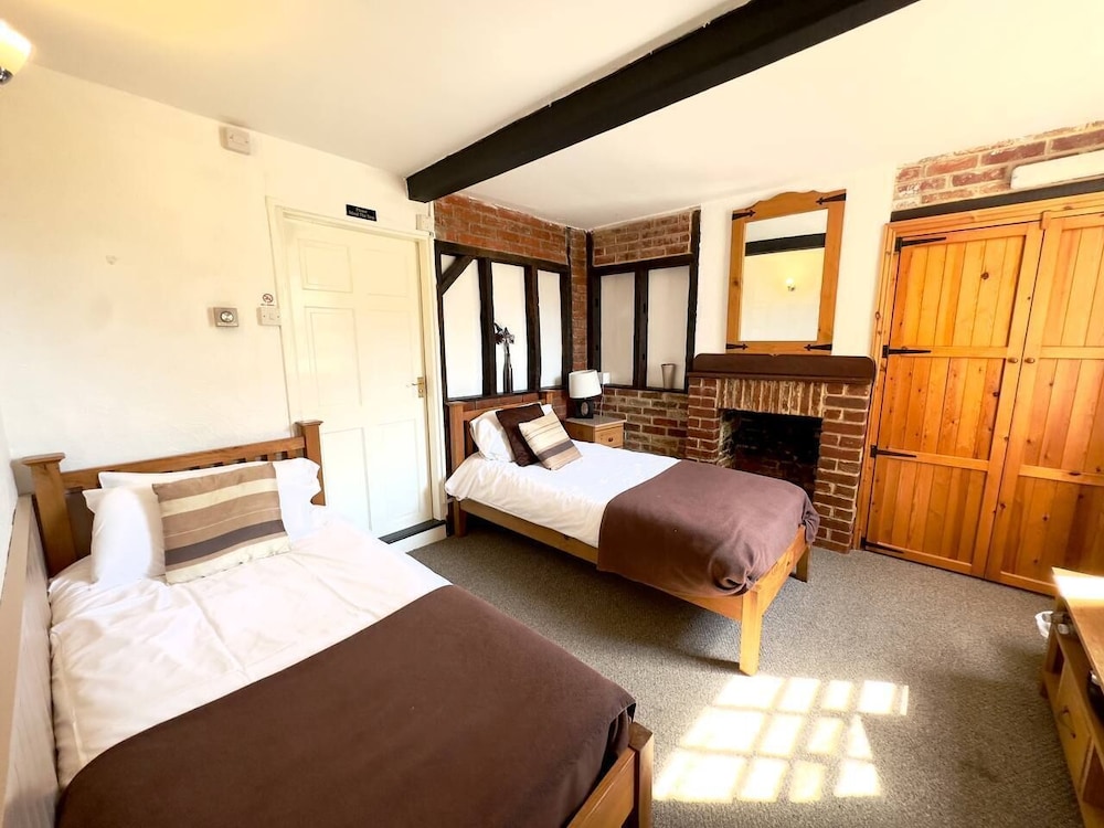 Standard Twin Room, Ensuite photo 1