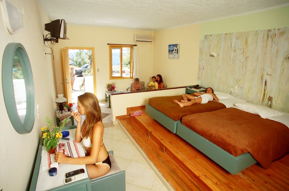 Classic Family Bungalow with Sea View - Photo 1