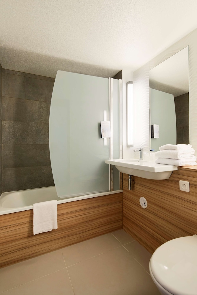 Standard Room, Multiple Beds photo 3