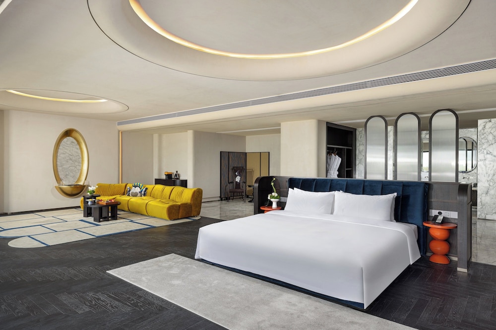 Suite, 1 King Bed (Super King, Camelback View)