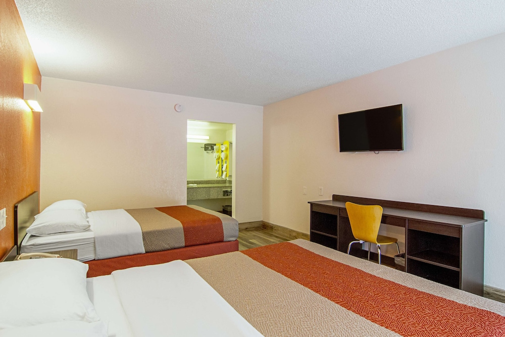 Deluxe Room, 2 Queen Beds, Smoking, Refrigerator & Microwave - Photo 5