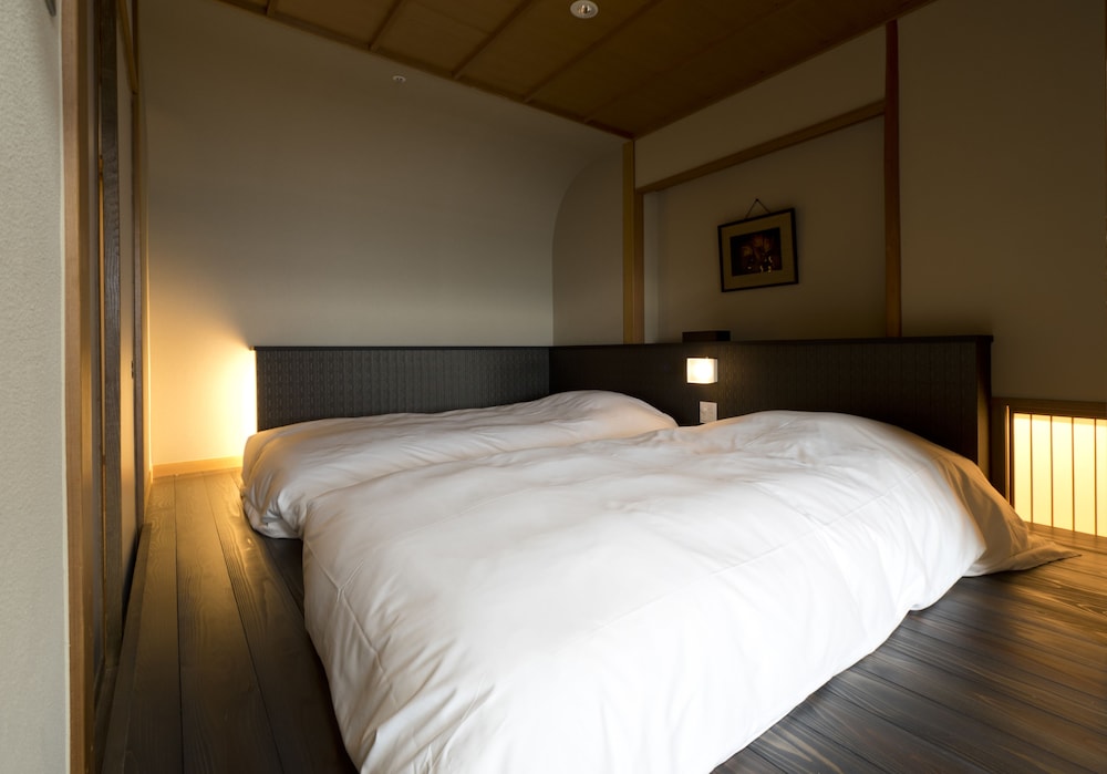 Japanese Western Style Room, Ocean View, Non Smoking (2 Single beds+ 1 Futon) photo 3