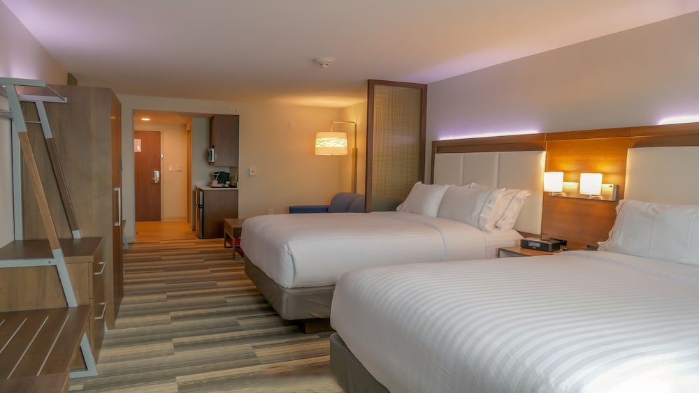 Standard Room, 2 Queen Beds photo 3