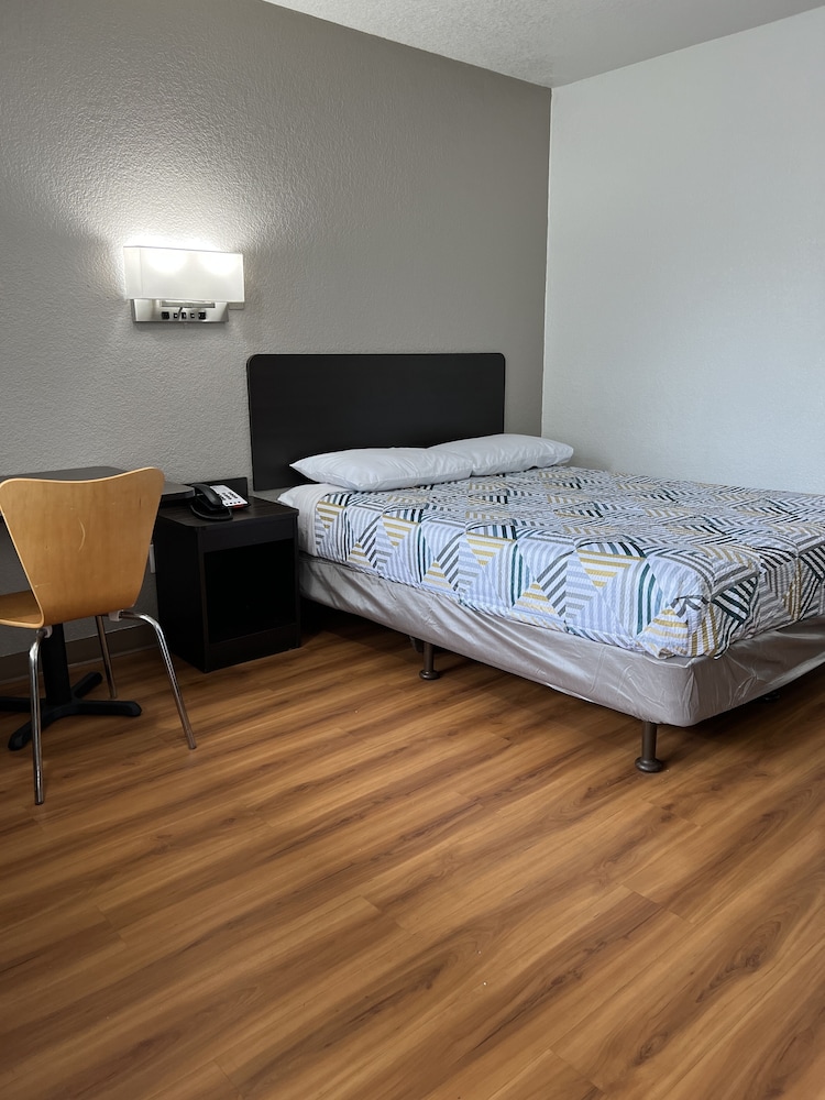 Standard Room, 1 Queen Bed, Smoking, Refrigerator & Microwave photo 3