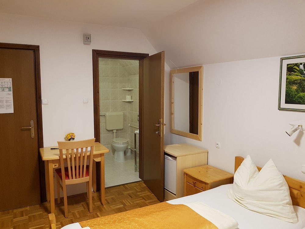 Economy Double Room, 1 King Bed photo 2
