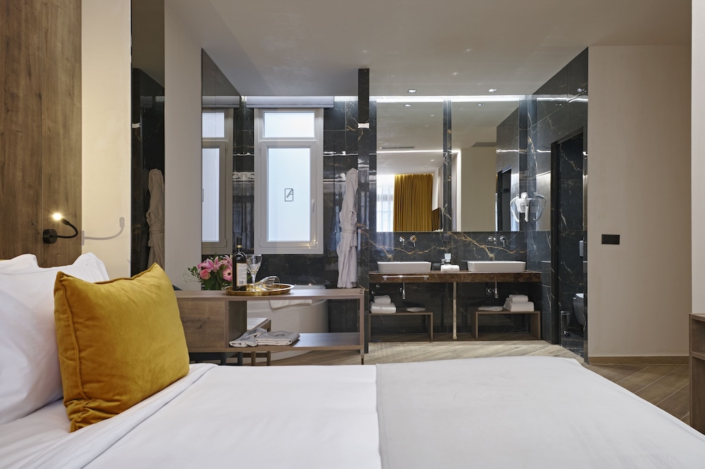Golden Suite with indoor Jacuzzi