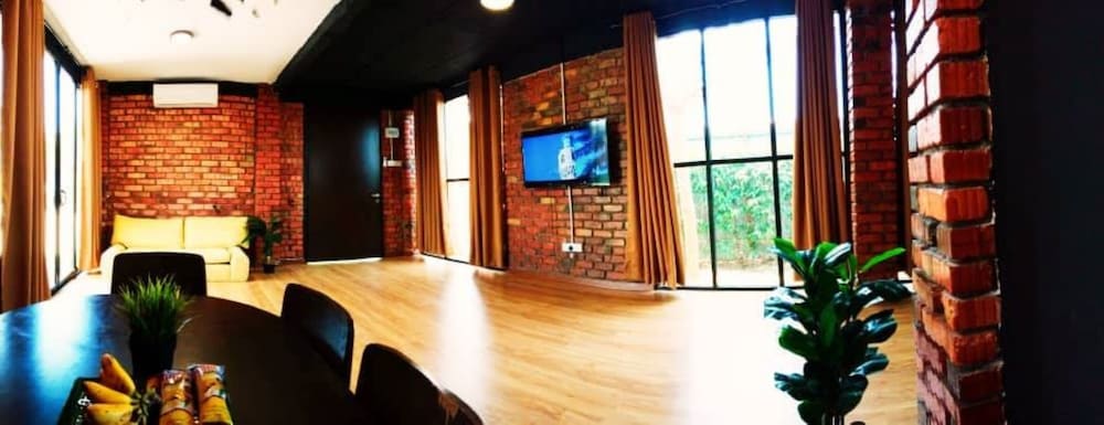 Studio - Photo 1