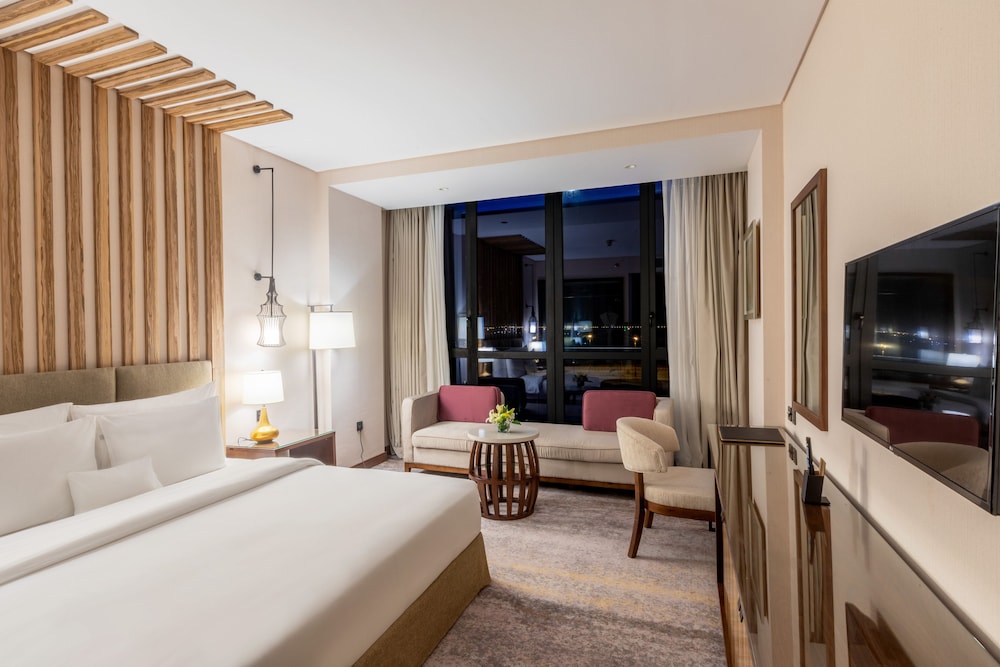 Premier Room, 1 King Bed, Balcony, Pool View photo 1