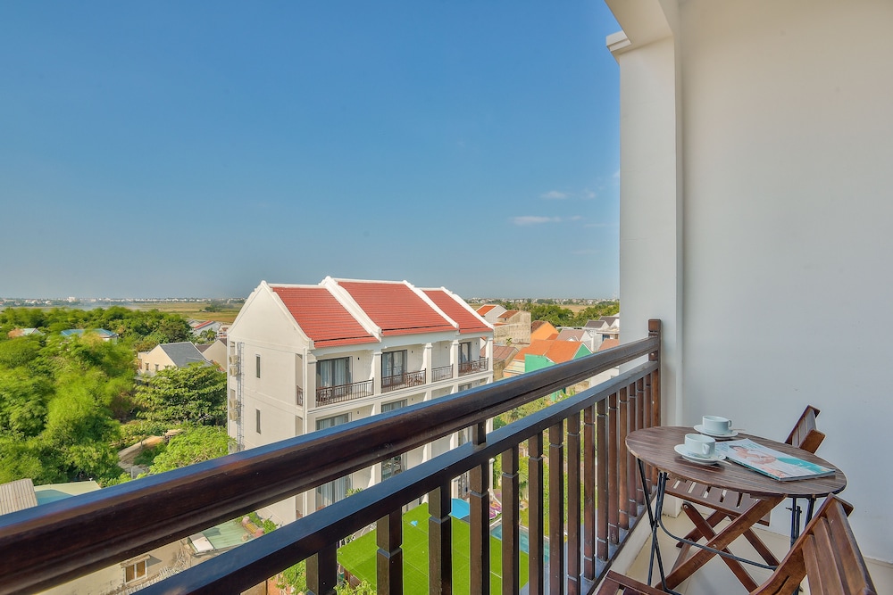 Deluxe Room, 1 King Bed, Balcony photo 3