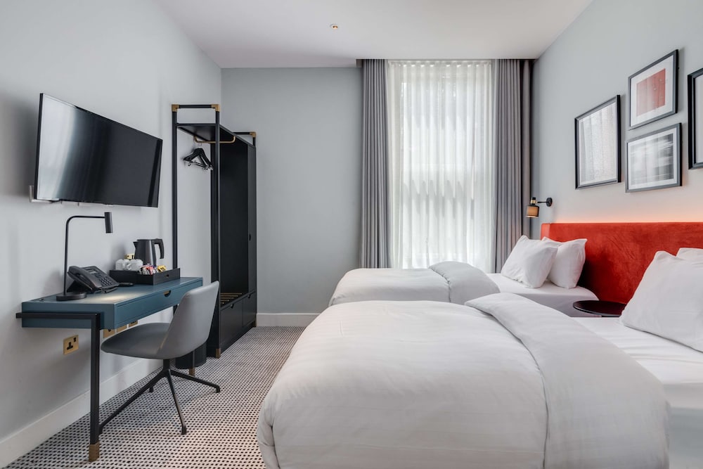 Superior Room, 1 Queen Bed, Non Smoking (with Single Sofabed) photo 1