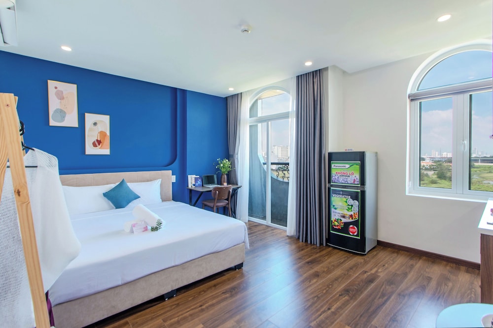 Deluxe Studio, 1 King Bed, Partial Ocean View