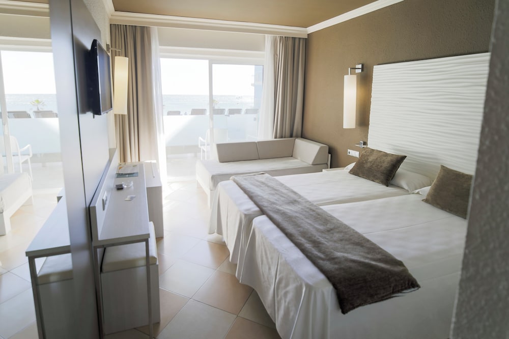 Quadruple Room (FAMILIAR 2+2 POOL VIEW) photo 3