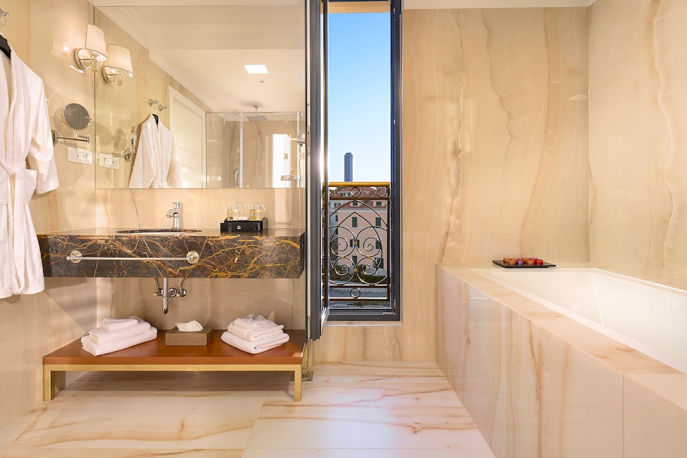 Luxury suite (Sea front, Balcony, Jacuzzi) - Photo 12