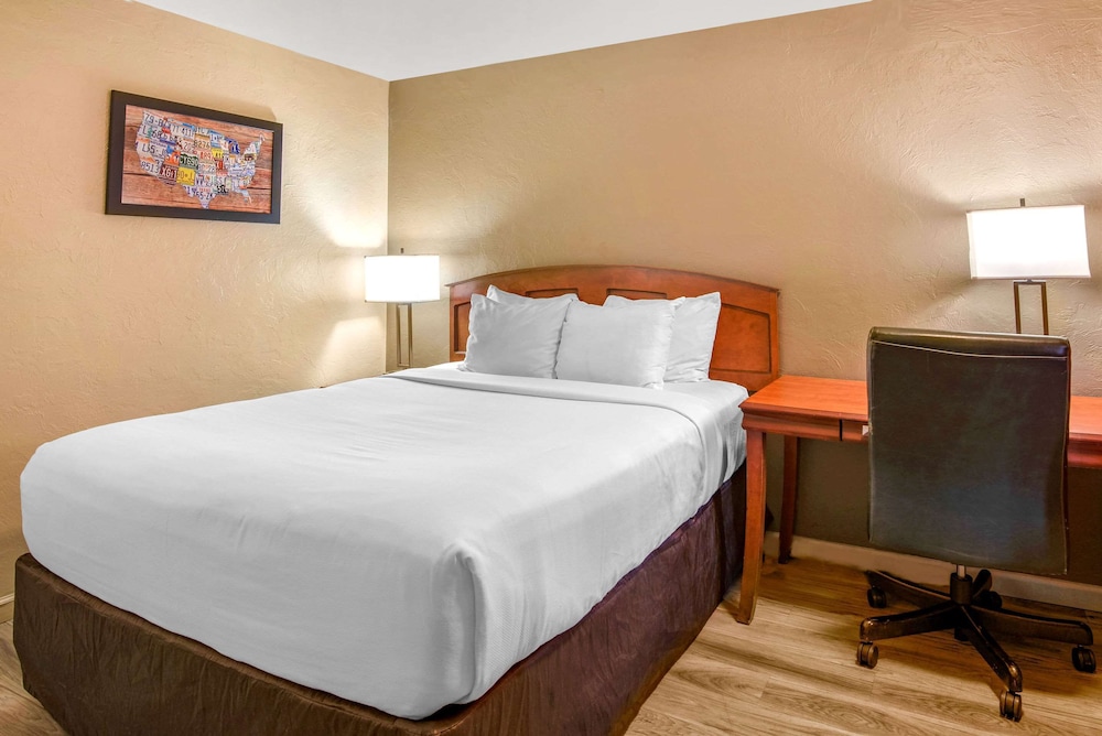 Standard Room, 1 Queen Bed, Non Smoking - Photo 3
