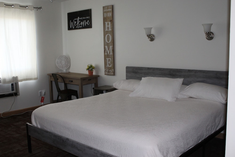 Standard Room, 1 King Bed, Accessible - Photo 1