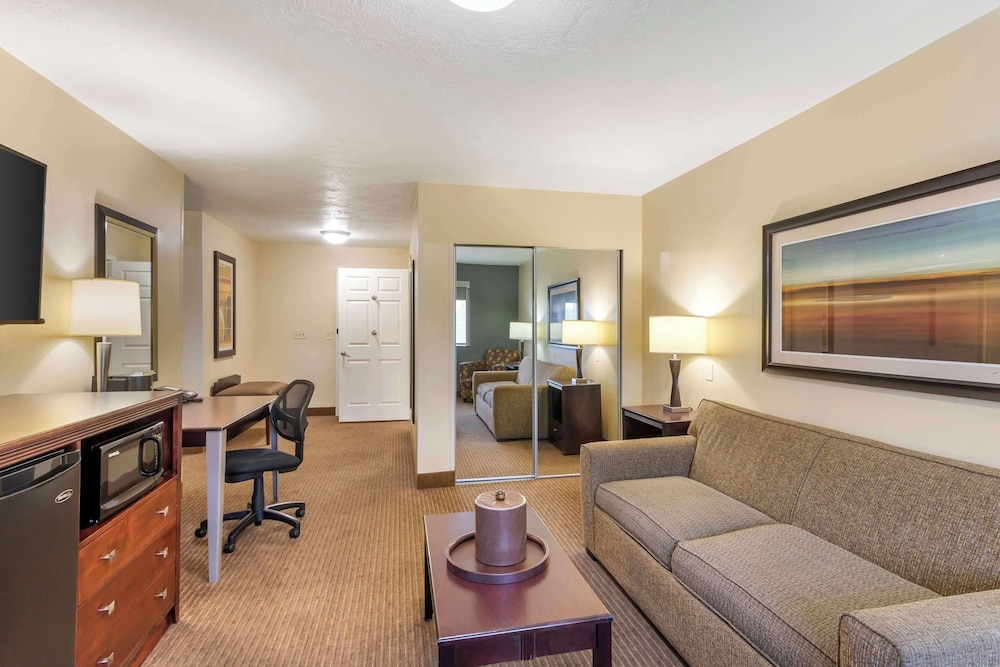 Suite, 2 Queen Beds, Non Smoking, Refrigerator & Microwave (with Sofabed) photo 3