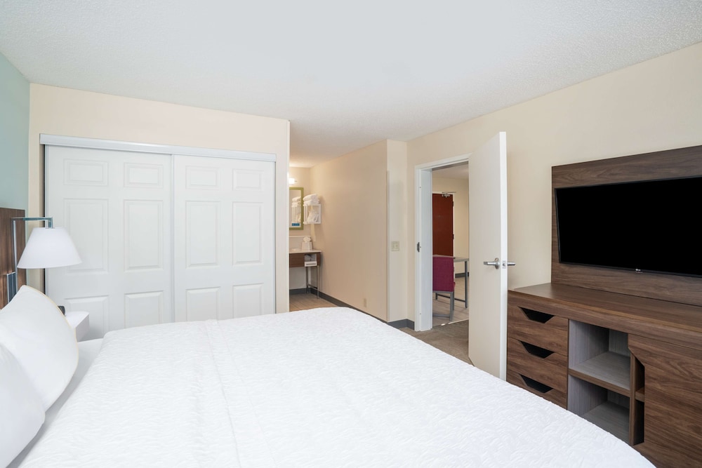 King, Suite, 1 King Bed, Non Smoking, Kitchen - Photo 2