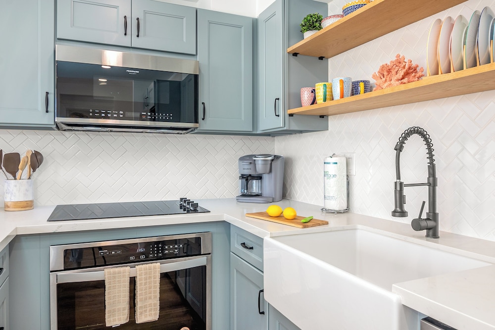 Premium Remodeled Condo with Ocean View and Parking: Condo, 1 Bedroom, Ocean View (0120) photo