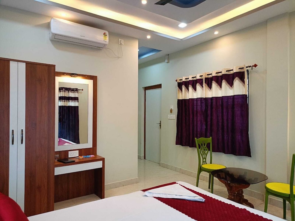 Cottage Room with Balcony, Pool View
