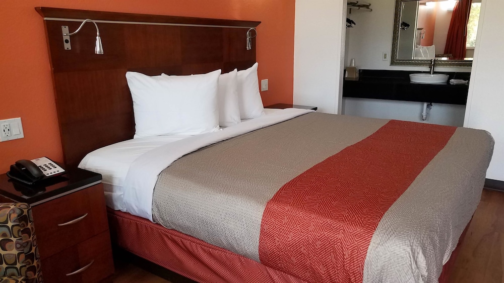 Standard Room, 1 King Bed, Non Smoking, Refrigerator & Microwave - Photo 9