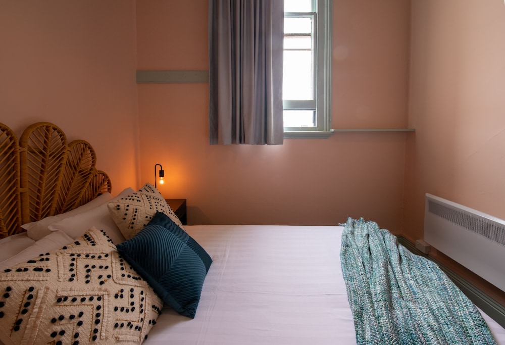 Compact Private Room, Shared Bathroom - Photo 2
