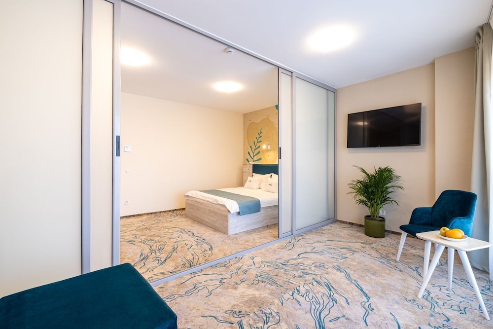 Grand Room, Pool Access photo 3