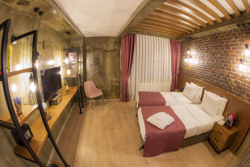 Deluxe Room with Balcony photo 3
