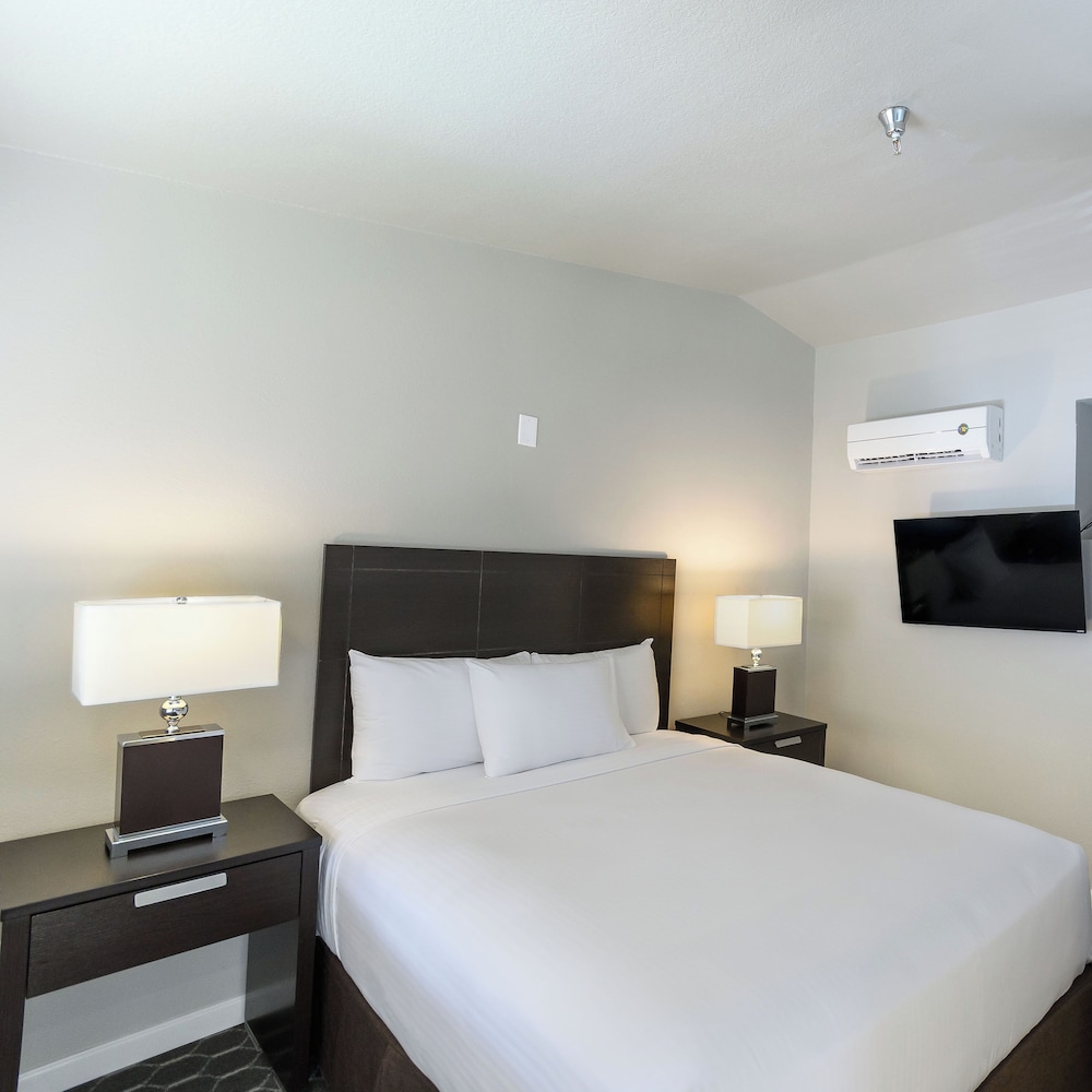 Regal 2 Story 2 BR Suite 1 Queen - Photo 3