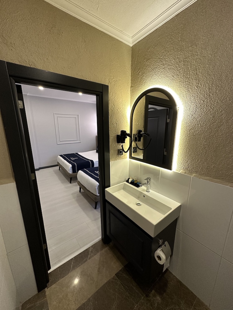 Deluxe Triple Room With Balcony - Photo 11