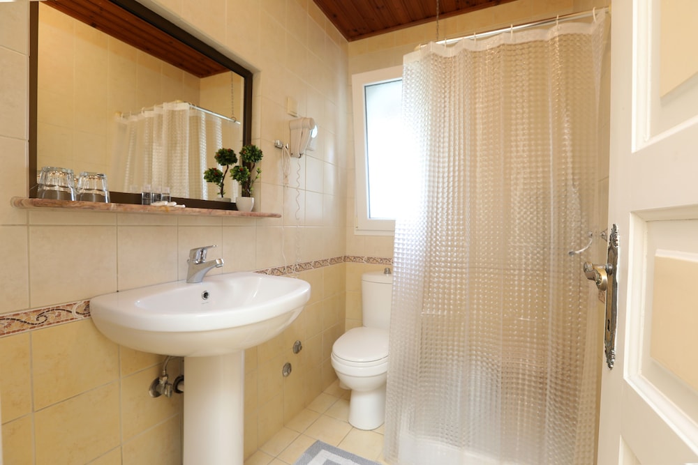 Quadruple Room, Partial Sea View - Photo 3