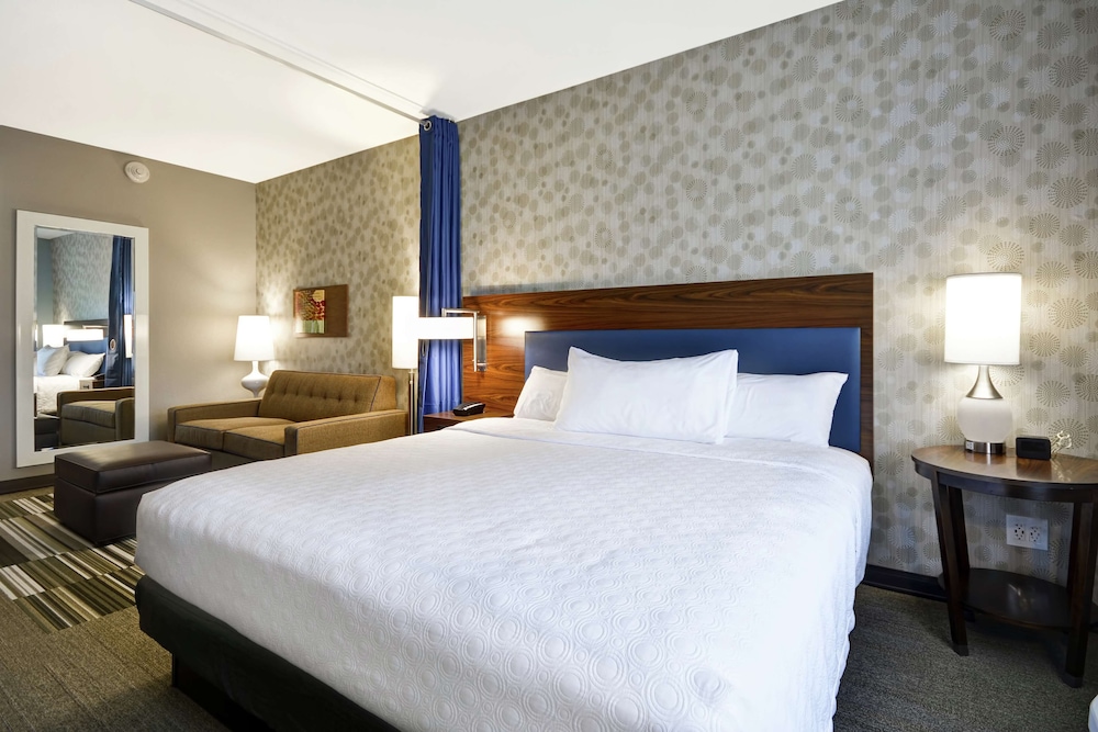 Room, 1 King Bed, Accessible, Corner (Mobility & Hearing, Bathtub)