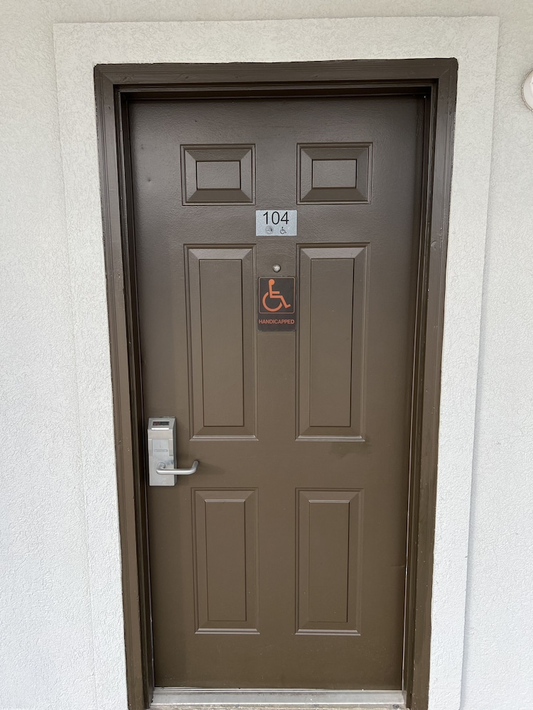 Economy Single Room, 1 King Bed, Accessible photo 2