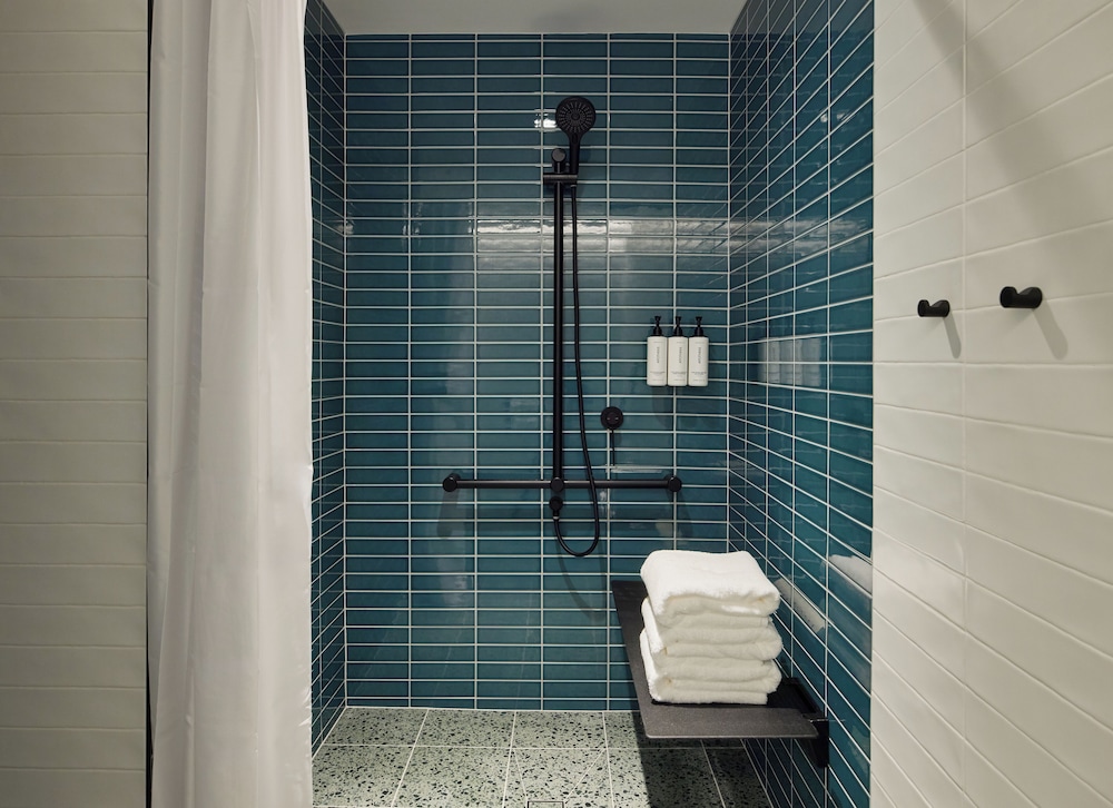 Deluxe Room, 1 Queen Bed, Roll-in Shower photo 3