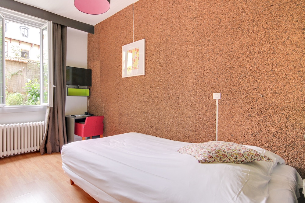 Double Room, Non Smoking thumbnail 6