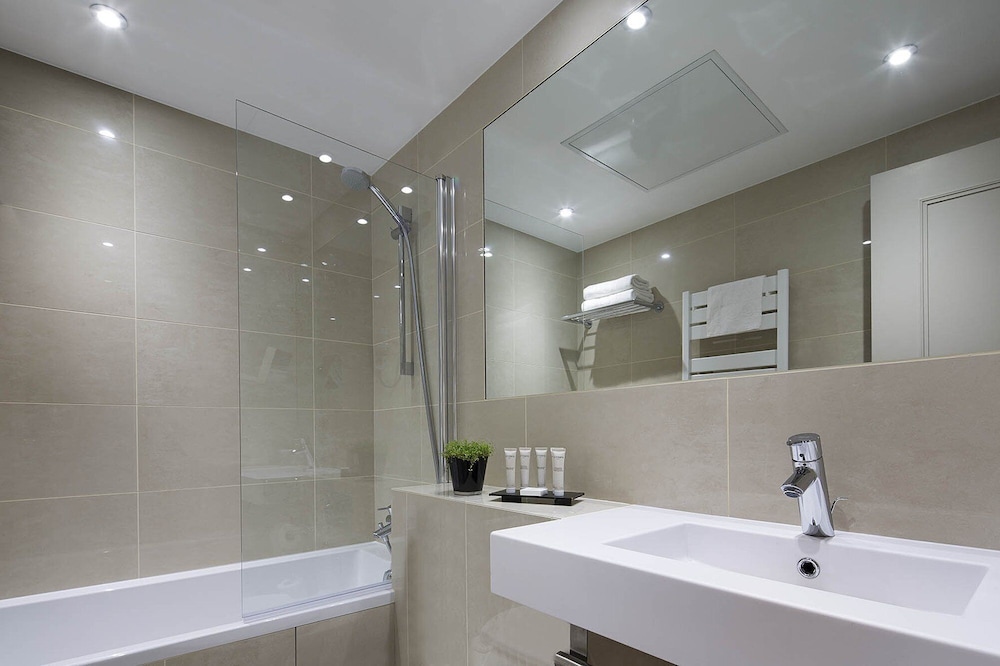 Hotel Galileo bathroom photo