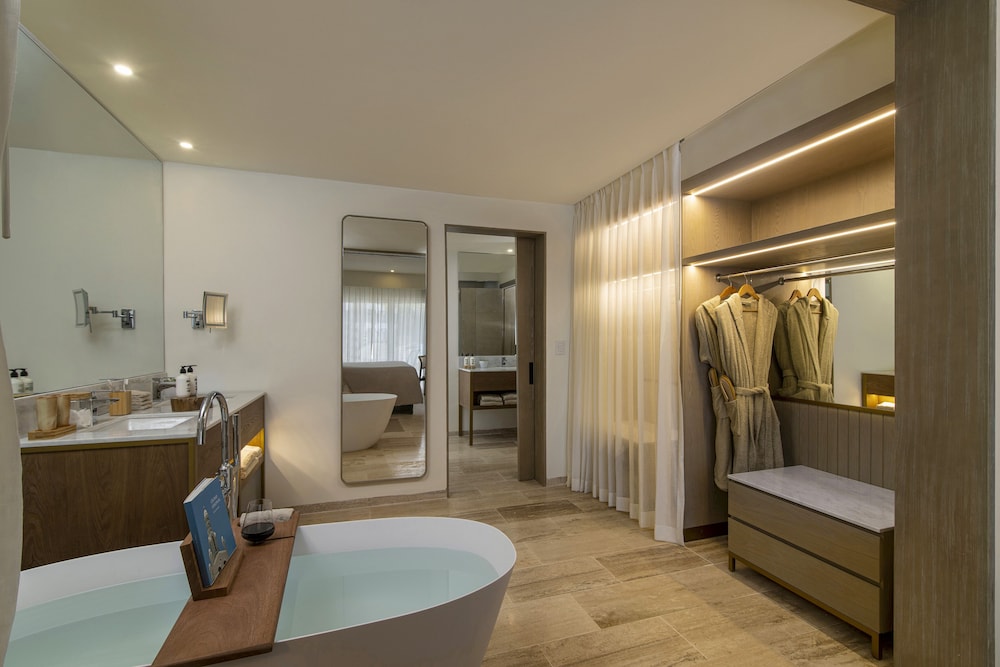 Two Bedroom Master Suite Swim-up