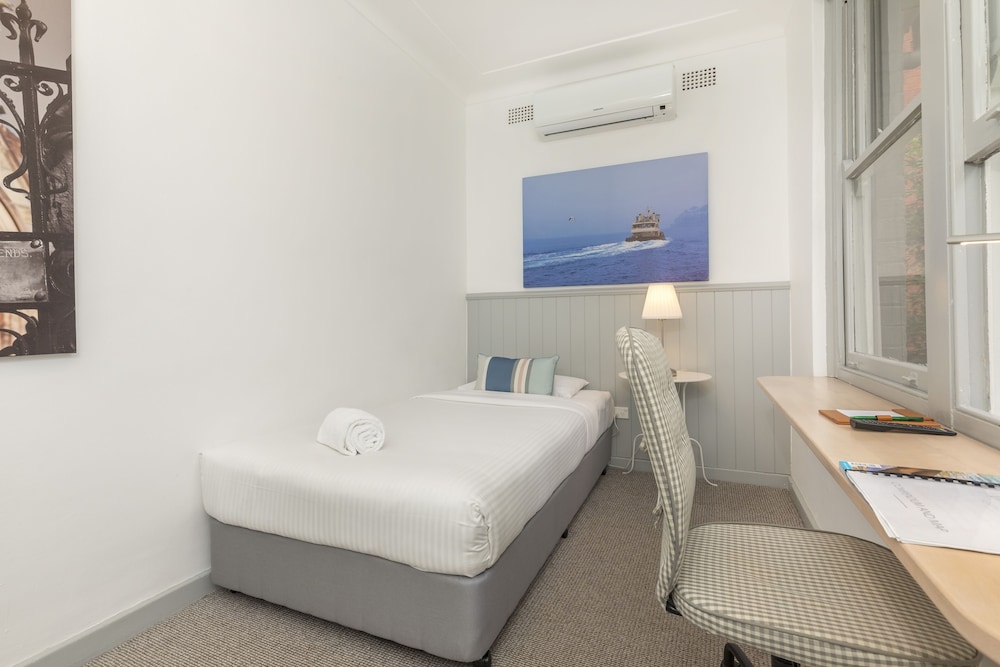 Single Room, 1 Twin Bed, Shared Bathroom thumbnail 6
