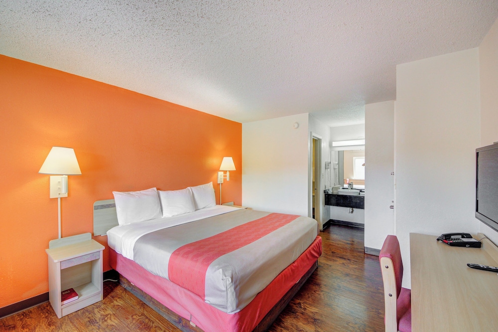 Standard Room, 1 Queen Bed, Smoking photo 3