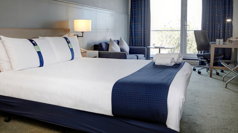 Premium Room, 1 Queen Bed with Sofa bed - Photo 12